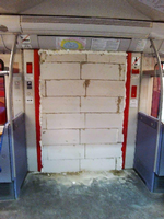 Die zugemauerte Wagentür einer S-Bahn in Hamburg.