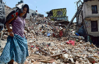 Kathmandu, die Hauptstadt von Nepal, ist von dem Erdbeben schwer getroffen worden. Eine junge Frau sucht Zuflucht.