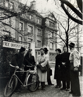 WINTERSEMESTER 1948/49: Studierende vor dem ersten Hauptgebäude der Freien Universität in der Boltzmannstraße 3. Dort waren anfangs 13 Institute der Philosophischen Fakultät untergebracht, außerdem ein Schreibwarenladen, eine Schuhmacherwerkstatt, eine Kleider-Ausgabestelle und mehrere Dienstwohnungen.