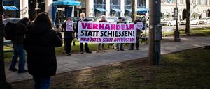 Aktivist*innen vom Bündnis gegen die NATO-Sicherheitskonferenz demonstrierten am 15.2.2023 in München mit einer kleinen Fotoaktion vor dem Tagungsort Bayerischer Hof.