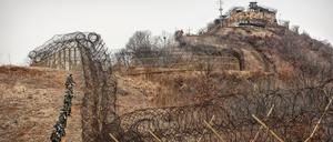 Die Demilitarisierte Zone (DMZ) ist ein vier Kilometer breiter, jeweils zur Hälfte zu Nord- und Südkorea gehörender Geländestreifen. Er ist stark gesichert und für Zivilisten gesperrt.