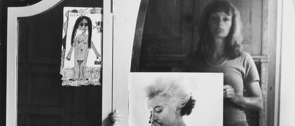 Helga Paris ist auf dem Selbstporträt „Selbst im Spiegel“ 1971-