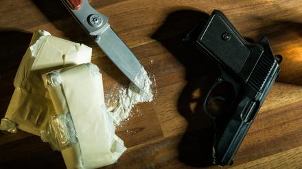 Ein Paket Drogen, ein Messer und eine Handfeuerwaffe (Symbolbild).
