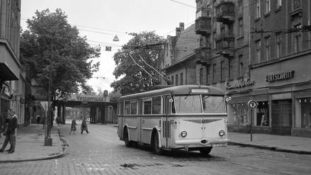 Da fuhren noch beide. Der Obus rollte bis 1995 durch Babelsberg, aber die Babelsberger S-Bahnbrücke, hier im Hintergrund zu sehen, wurde im August 1961 gekappt. Das Foto stammt aus dem Mai des Jahres.