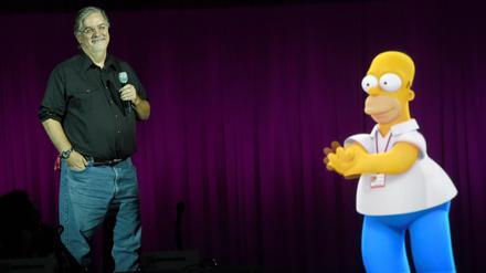 Matt Groening mit einer Projektion von Homer Simpson bei einem Auftritt 2014 in Kalifornien.