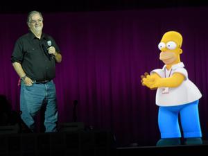 Matt Groening mit einer Projektion von Homer Simpson bei einem Auftritt 2014 in Kalifornien.
