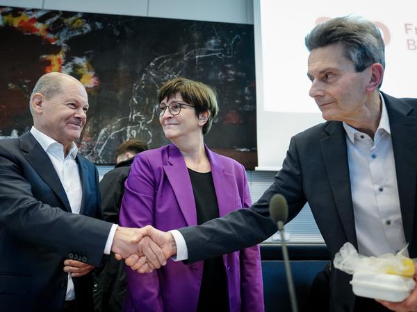 Händedruck für einen Unterstützer: Bundeskanzler Olaf Scholz mit SPD-Chefin Saskia Esken und SPD-Fraktionschef Rolf Mützenich im Fraktionssaal im Reichstag.