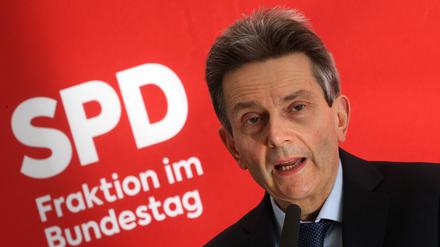 Rolf Mützenich, Vorsitzender der SPD-Bundestagsfraktion, gibt zu Beginn der Sitzungen der Bundestagsfraktionen im Reichstagsgebäude ein Statement ab. 