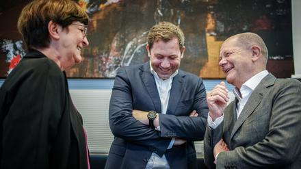 Zufriedene Genossen: Die SPD-Parteichefs Saskia Esken und Lars Klingbeil freuen sich über den Erfolg von Bundeskanzler Olaf Scholz.