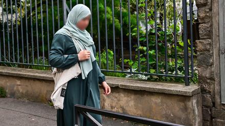 Abaya-Trägerin in Paris: Kein Konsens, ob eine Abaya wirklich ein religiöses Gewand ist. 