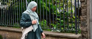 Abaya-Trägerin in Paris: Kein Konsens, ob eine Abaya wirklich ein religiöses Gewand ist. 
