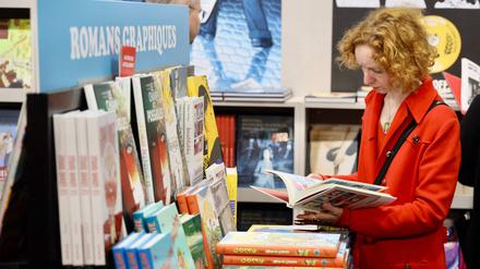 Das Festival in Angoulême gilt als das wichtigste Event für die europäische Comicszene, hier eine Besucherin an einem Büchertisch.