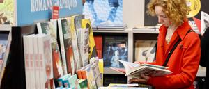 Das Festival in Angoulême gilt als das wichtigste Event für die europäische Comicszene, hier eine Besucherin an einem Büchertisch.
