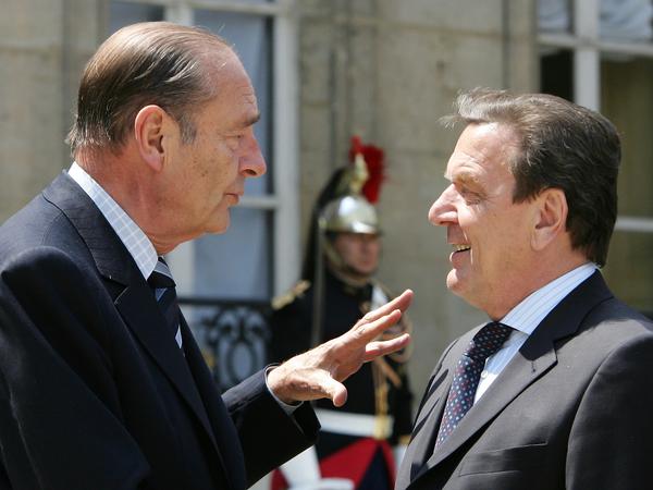 Frankreichs Präsident Jacques Chirac (l.) und Bundeskanzler Gerhard Schröder bei einem Staatsbesuch 2005 in Paris. 