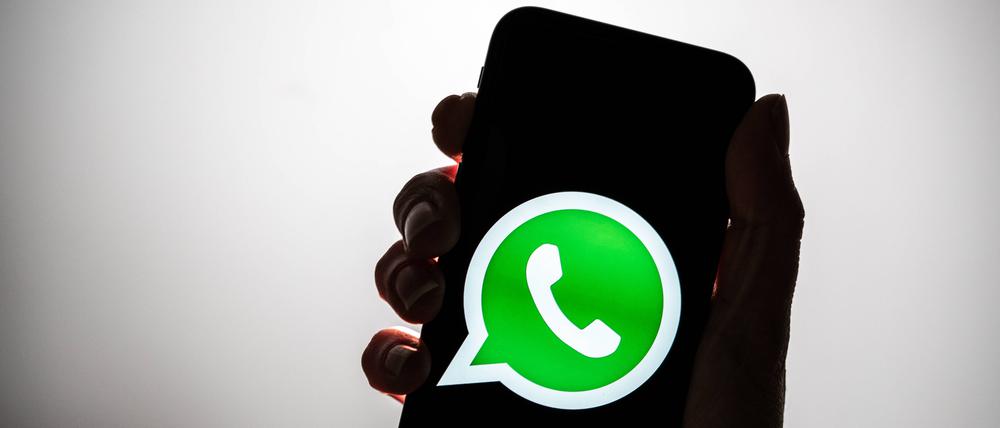 Das Whatsapp-Logo auf einem Handy.