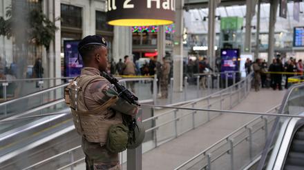 Ein französischer Soldat bewacht den Pariser Bahnhof Gare de Lyon.