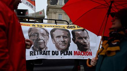 Protest gegen die Rentenreform in Rennes mit einem Plakat, das Premierministerin Elisabeth Borne, Präsident Emmanuel Macron and Arbeitsminister Olivier Dussopt zeigt. 