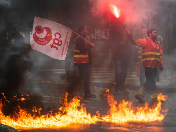 Auch in Bordeaux gingen die Menschen auf die Straßen. (Fred Tanneau/AFP)