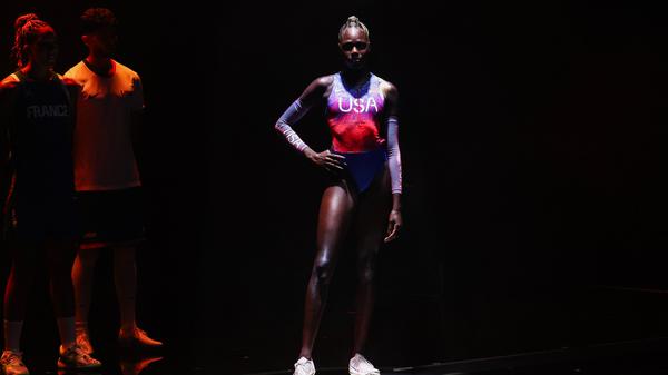Die neuen Olympia-Outfits der US-amerikanischen Leichtathletinnen: ein enger, pinker und hoch ausgeschnittener Bodysuit. 