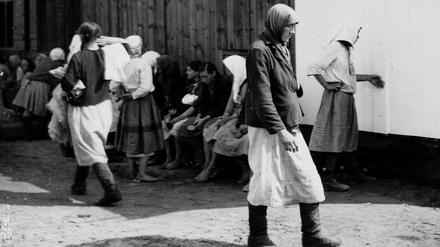 In Arbeitslagern der Nazis mussten Zwangsarbeiter unter brutalen Bedingungen leben. 