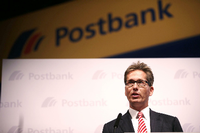 Der Vorsitzende des Vorstandes der Postbank, Frank Strauß, spricht am 28.08.2015 in Bochum (Nordrhein-Westfalen) während der Hauptversammlung zu den Aktionären. Strauß hat angesichts der Niedrigzinspolitik der EZB das kostenlose Girokonto für Privatkunden in Frage gestellt.