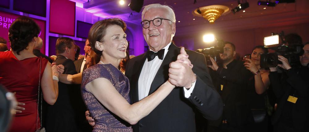 Noch unbeschwert. Frank-Walter Steinmeier eröffnete mit seiner Ehefrau Elke Büdenbender im November 2019 den letzten Bundespresseball vor der Pandemie. 