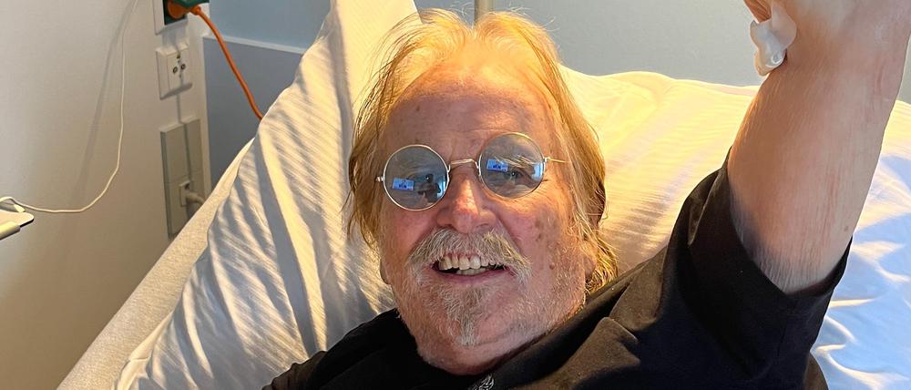 Musiker Frank Zander liegt in einem Krankenhausbett. (Archivbild)
