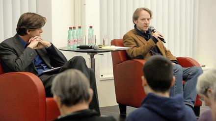 Frank Jansen (rechts) erzählte von seinen Recherchen und Erfahrungen zum Thema Rechtsextremismus.