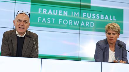 DFB-Präsident Bernd Neuendorf und Doris Fitschen stellten bei einer Pressekonferenz die Entwicklung des Frauenfußballs vor.