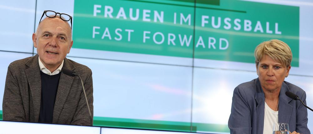 DFB-Präsident Bernd Neuendorf und Doris Fitschen stellten bei einer Pressekonferenz die Entwicklung des Frauenfußballs vor.
