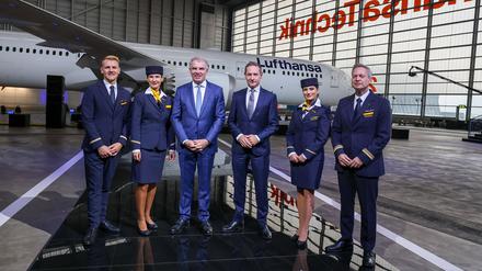 Lufthansa-Chef Carsten Spohr mit Crew. Der Vertrag von Spohr soll verlängert werden.