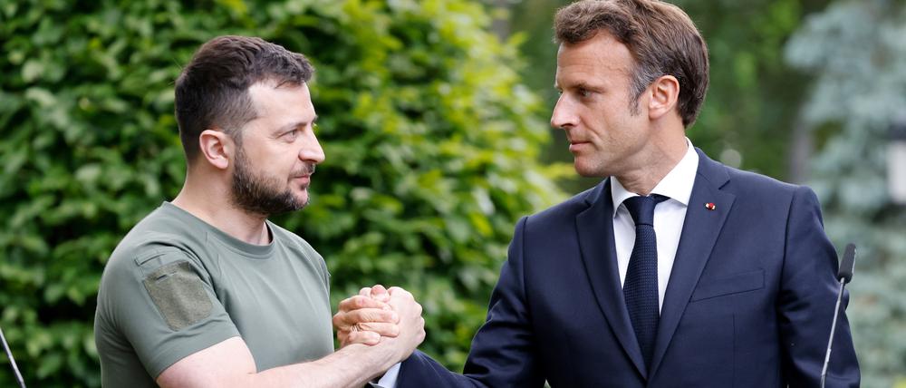 Männerpakt. Aber Panzer will Frankreichs Macron (re.) seinem ukrainischen Amtskollegen Selenskyj bisher doch nicht liefern  (Archivbild vom Juni 2022). 