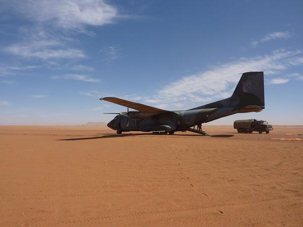 Taktisches Transportflugzeug C-160 Transall der französischen Luftwaffe auf der Landebahn Madama in Niger, einem der afrikanischen Länder, in denen die französische Armee noch aktiv ist. 