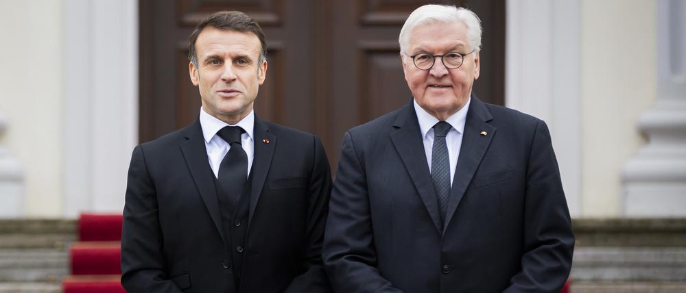 Bundespräsident Frank-Walter Steinmeier (r.) begrüßt Emmanuel Macron, Präsident von Frankreich, vor einem Gespräch am Schloss Bellevue.