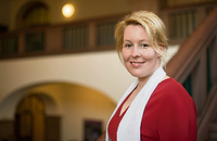 Die Bezirksbürgermeisterin von Neukölln, Franziska Giffey (SPD) im Treppenhaus des Rathauses