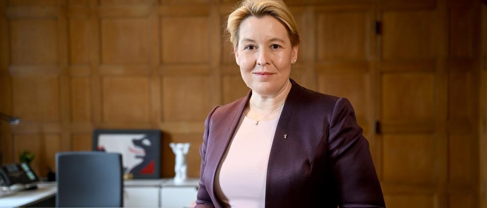 Franziska Giffey (SPD), Berliner Senatorin für Wirtschaft, Energie und Betriebe, steht am Rande eines Interviews in ihrem Büro.  