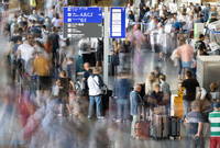 Tausende Passagiere warten vor den Abfertigungsschaltern des Flughafens auf ihren Check-In .