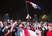 Erleichtert und glücklich. Frankreichs Fans feiern das 2:1 gegen Rumänien beim Fanfest am Eifelturm.