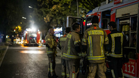 Feuerwehrleute bei einem Wohnungsbrand in Berlin-Moabit.