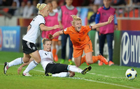 Leonie Maier und Simone Laudehr kämpfen gegen die Holländerin Kirsten van de Ven beim EM-Auftakt der DFB-Frauen in Växjö.