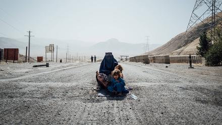  Frauen unter dem Taliban-Regime: Die 25-jährige Soraya bettelt auf der Straße zwischen Kabul und Masar-i-Scharif, weil sie nach dem Tod ihrers Bruders für ihre zwei Neffen Nahrung braucht. 