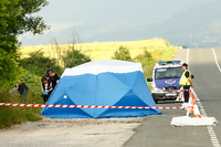 Polizisten sichern am Fundort einer Frauenleiche, nahe der Autobahn bei Asparrena, Spuren.