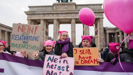 Hoch die Plakate. Hier zeigen Demonstrantinnen vor dem Brandenburger Tor am Frauentag Solidarität mit den Teilnehmerinnen des Womens March in den USA. In diesem Jahr gibt es den Protest digital.