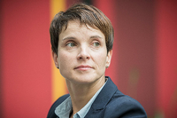 Frauke Petry, Bundesvorsitzende der Alternative für Deutschland (AFD), fasst sich an den Hals.