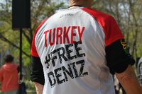 Vor der türkischen Botschaft in Berlin fordert ein Demonstrant die Freilassung des Journalisten Deniz Yücel.