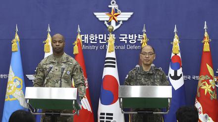 Oberst Isaac Taylor und Oberst Lee Sung-jun bei einer Pressekonferenz.