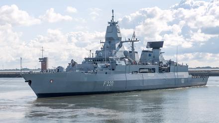 Die Fregatte «Hamburg» läuft aus dem Hafen zu einem fünfmonatigen Mittelmeer-Einsatz im Rahmen der Auslandsmission Irini vor der Küste des Bürgerkriegslandes Libyen aus.