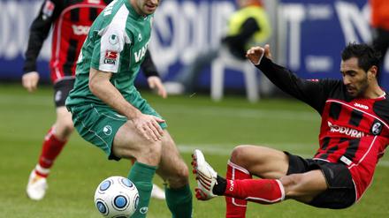 Freiburgs Yacine Abdessadki (r.) kämpft um den Ball