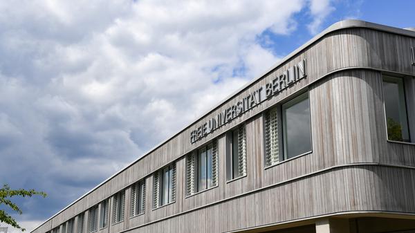 Der AStA befindet sich neben dem Universitätsgebäude «Holzlaube» der Freien Universität in der Fabeckstraße. 