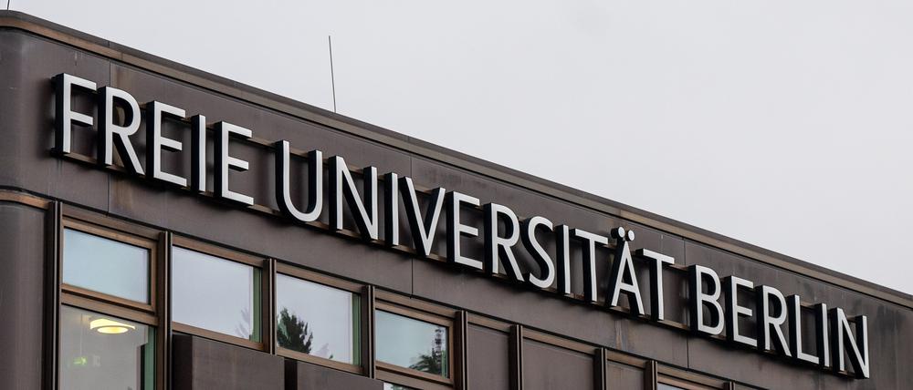 Der Schriftzug „Freie Universität Berlin“ ist an der Fassade eines Uni-Gebäudes auf dem Campus der FU angebracht (Archivbild vom 08.02.2024).